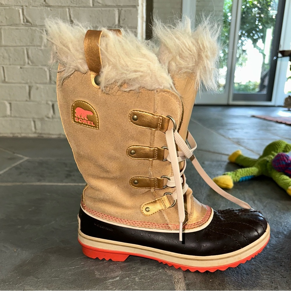 Sorel Tofino Joan Of Arctic Boot. Cute Gold And Coral… Gem